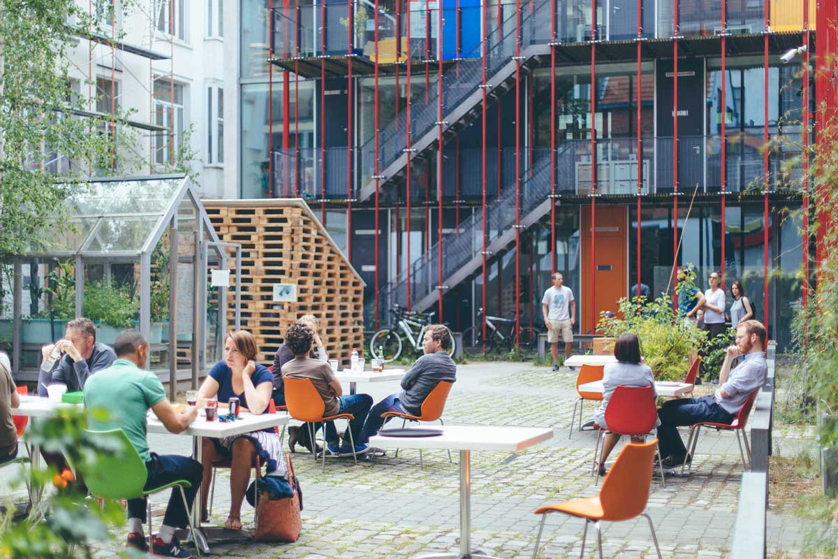 cour avec du monde assis en terrasse